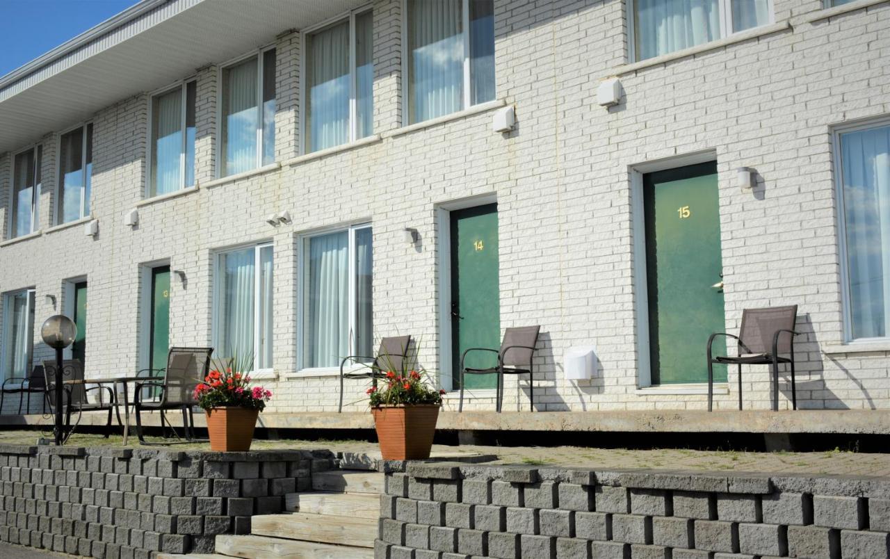 Motel Quatre Saisons フォレストビル エクステリア 写真